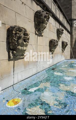 Fontaine devant la cathédrale notre-Dame de Luxembourg, Luxembourg, Luxembourg, Luxembourg, Europe Banque D'Images