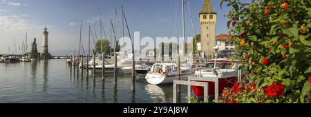 Port avec lion bavarois, phare et tour Mangturm, Lindau, lac de Constance, Bavière, Allemagne, Europe Banque D'Images