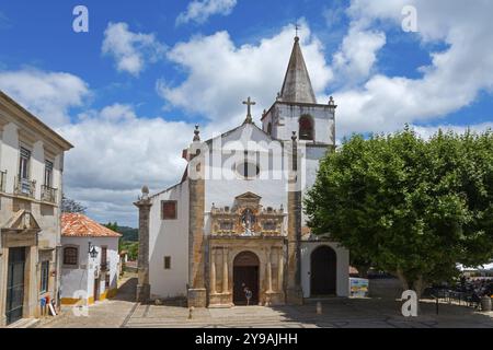 Église avec des éléments gothique-baroque et haute tour sous une atmosphère ensoleillée, église, Igreja de Santa Maria, Largo Santa Maria, Obidos, Obidos, Oeste Banque D'Images