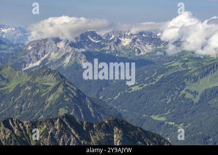 Panorama de montagne du Nebelhorn, 2224m, vers le sud-ouest à Hammerspitzen, Kanzelwand, station de montagne du Fellhornbahn, le Fellh nuageux Banque D'Images