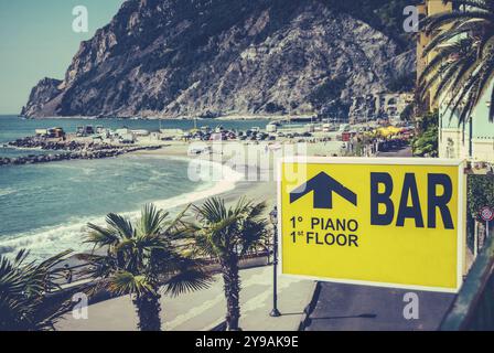 Photo rétro filtrée d'Un panneau pour Un bar de plage sur la riviera italienne Banque D'Images