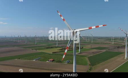 Vue aérienne des éoliennes et des champs agricoles. Éoliennes turbines générant de l'électricité, de l'énergie verte Banque D'Images