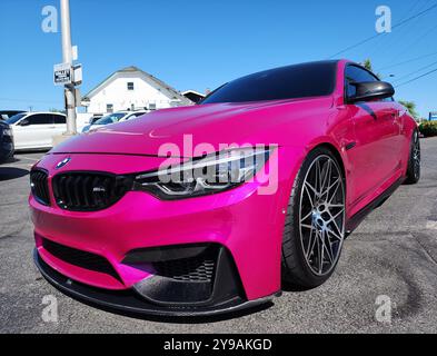 Seattle, WA, USA -19 juillet 2024 : BMW F82 M4 compétition couleur rose vue avant. BMW F82 M4 est la version sport de la voiture BMW. Banque D'Images