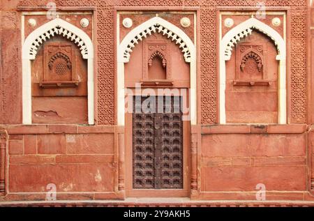 Fragment de construction avec porte dans le fort rouge Agra Inde Banque D'Images