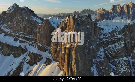 Vue aérienne des montagnes rocheuses étonnantes dans la neige au lever du soleil, Dolomites, Italie, Europe Banque D'Images