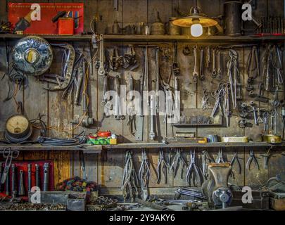 Outils Vintage accroché sur un mur dans une cabane ou un atelier Banque D'Images