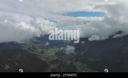 Vue aérienne du village dans la vallée et la montagne dans les Alpes autrichiennes, Autriche, Europe Banque D'Images