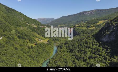 Vue aérienne sur le pont en arc de Djurdjevica au-dessus de la rivière Tara dans le nord du Monténégro Banque D'Images