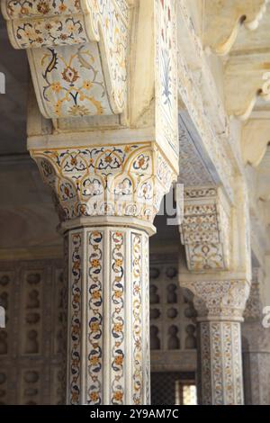 Colonnes de marbre dans le palais rouge du Fort Agra Banque D'Images