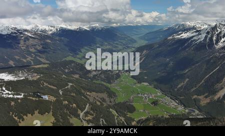 Vue aérienne du village dans la vallée et la montagne dans les Alpes autrichiennes, Autriche, Europe Banque D'Images