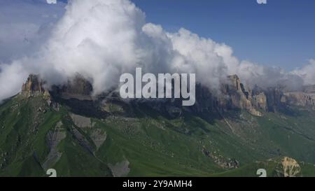 Vue aérienne sur les montagnes du Caucase sous des nuages épiques, Kabardino-Balkarie, Russie, Europe Banque D'Images