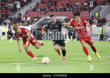 Fort dans les duels et dangereux dans les buts : Ritsu Doan (SC Freiburg) avec Wooyeong Jeong Woo-Yeong Jeong (SC Freiburg) arrête Qara Qarayev (Qarabag Agdam A Banque D'Images