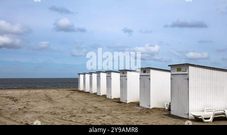 Cabanes en bois sur une plage de printemps en Belgique Banque D'Images