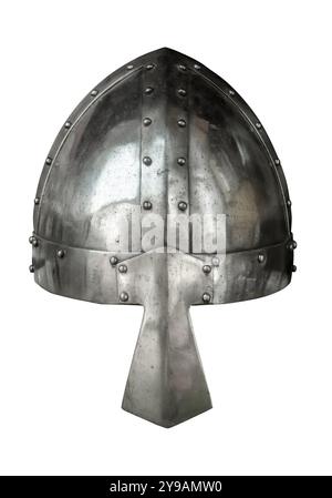 Suite médiévale isolée de style Viking de casque d'armure avec protecteur de nez sur fond blanc Banque D'Images