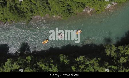 Vue aérienne des bateaux de rafting sur la rivière de montagne turquoise. Canyon de la rivière Tara au Monténégro Banque D'Images