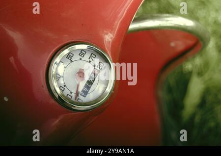 Détail d'Un compteur de vitesse sur Un cyclomoteur ou un scooter rétro Vintage rouge Banque D'Images