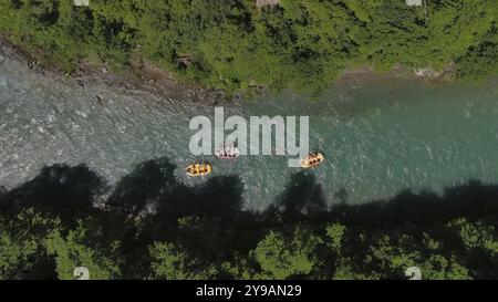 Vue aérienne des bateaux de rafting sur la rivière de montagne turquoise. Canyon de la rivière Tara au Monténégro Banque D'Images