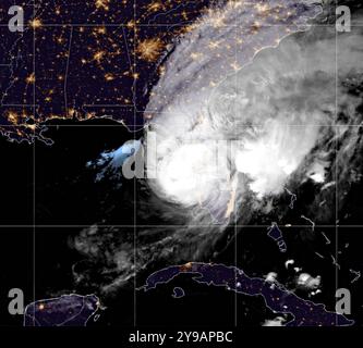 Golfe du Mexique, États-Unis. 09 octobre 2024. Vue nocturne de l'ouragan Milton, le moment où l'œil a touché terre à Siesta Key, comme un ouragan de catégorie 3 avec des vents de 120 mph, montré sur le satellite GOES-East à 00:30 GMT, le 9 octobre 2024 à Sarasota, Floride. Crédit : CIRA/NOAA/NOAA/Alamy Live News Banque D'Images