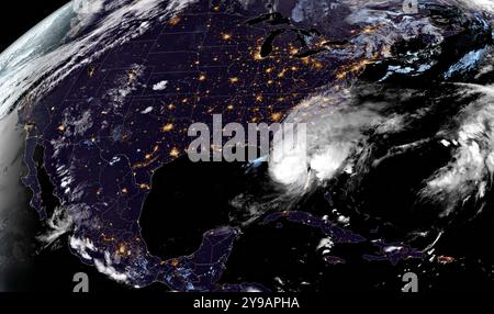 Golfe du Mexique, États-Unis. 09 octobre 2024. Vue nocturne de l'ouragan Milton, le moment où l'œil a touché terre à Siesta Key, comme un ouragan de catégorie 3 avec des vents de 120 mph, montré sur le satellite GOES-East à 00h31 GMT, le 9 octobre 2024 à Sarasota, Floride. Crédit : CIRA/NOAA/NOAA/Alamy Live News Banque D'Images