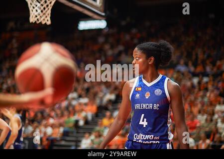 Valencia, Espagne. 09 octobre 2024. Nadia Fingall de Valencia basket en action lors de la saison régulière féminine Euroleague Round 1 au Pabellon Fuente de San Luis. Score final : Valencia basket 80:62 ZVVZ USK Praha (photo de Vicente Vidal Fernández/SOPA images/SIPA USA) crédit : SIPA USA/Alamy Live News Banque D'Images