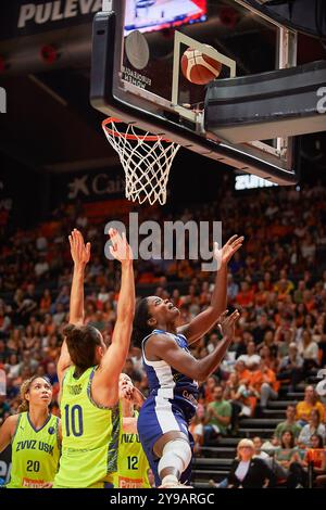 Valencia, Espagne. 09 octobre 2024. Nadia Fingall (R) de Valencia basket en action lors de la saison régulière féminine Euroleague Round 1 au Pabellon Fuente de San Luis. Score final : Valencia basket 80:62 ZVVZ USK Praha (photo de Vicente Vidal Fernández/SOPA images/SIPA USA) crédit : SIPA USA/Alamy Live News Banque D'Images