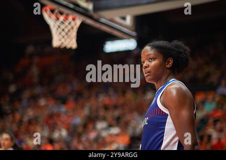 Valencia, Espagne. 09 octobre 2024. Nadia Fingall de Valencia basket en action lors de la saison régulière féminine Euroleague Round 1 au Pabellon Fuente de San Luis. Score final : Valencia basket 80:62 ZVVZ USK Praha (photo de Vicente Vidal Fernández/SOPA images/SIPA USA) crédit : SIPA USA/Alamy Live News Banque D'Images