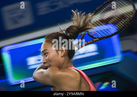 Pékin, province chinoise du Hubei. 9 octobre 2024. Zheng Qinwen fait son retour lors de la ronde de 32 entre Zheng Qinwen de Chine et Jaqueline Cristian de Roumanie lors du tournoi de tennis de l'Open de Wuhan 2024 à Wuhan, capitale de la province du Hubei en Chine centrale, 9 octobre 2024. Crédit : Xiao Yijiu/Xinhua/Alamy Live News Banque D'Images