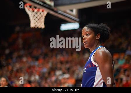 Valencia, Espagne. 09 octobre 2024. Nadia Fingall de Valencia basket en action lors de la saison régulière féminine Euroleague Round 1 au Pabellon Fuente de San Luis. Score final : Valencia basket 80:62 ZVVZ USK Praha crédit : SOPA images Limited/Alamy Live News Banque D'Images