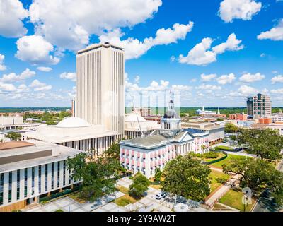 Tallahassee, Floride - 2 septembre 2024 : le bâtiment du Capitole de l'État de Floride et le musée du Capitole historique de Floride Banque D'Images