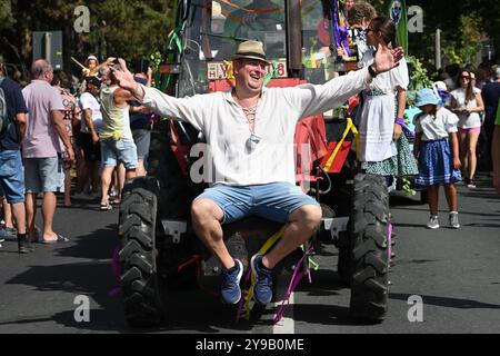 Badacsony, Lac Balaton, Hongrie - 8 septembre 2024 : défilé de rue du festival des vendanges, homme assis à l'avant d'un tracteur Banque D'Images