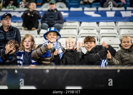 Odense, Danemark. 04 octobre 2024. De jeunes fans de football d'Odense BK vus sur les tribunes lors du match NordicBet Liga entre Odense BK et HB Koge au parc énergétique naturel d'Odense. Banque D'Images