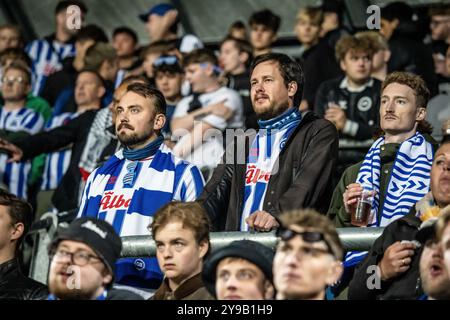 Odense, Danemark. 04 octobre 2024. Les fans de football d'Odense BK vus sur les tribunes lors du match NordicBet Liga entre Odense BK et HB Koge au parc d'énergie naturel d'Odense. Banque D'Images