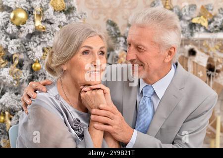 couple aînés âgés et matures profiter et s'amuser ensemble pour célébrer la nouvelle année Banque D'Images