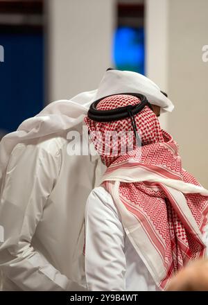 Des hommes d'affaires arabes qui se serrent dans leurs bras Banque D'Images