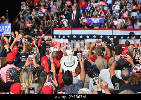 Scranton, États-Unis. 09 octobre 2024. Les participants au rassemblement Donald Trump utilisent des téléphones portables pour enregistrer l’ancien président. Candidat républicain à la présidence, l’ancien président Donald Trump s’est arrêté au Riverfront Sports Complex à Scranton, en Pennsylvanie, pour parler aux électeurs. Crédit : SOPA images Limited/Alamy Live News Banque D'Images