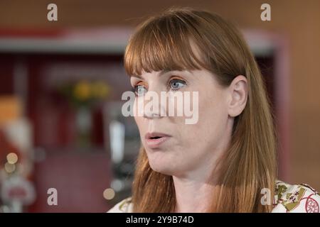 Photo du dossier datée du 07/08/24 de la vice-première ministre Angela Rayner au Holiday Inn Express à Rotherham, South Yorkshire. Le gouvernement annoncera aujourd'hui les détails de nouveaux droits pour les travailleurs, y compris des plans visant à interdire les contrats zéro heure d'exploitation et les pratiques "sans scrupules" d'incendie et de réembauche qui, selon lui, bénéficieront à des millions de travailleurs. Date d'émission : jeudi 10 octobre 2024. Banque D'Images