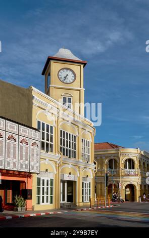 Le monument historique Phromthep Clocktower dans la vieille ville de Phuket Town, Phuket, Thaïlande Banque D'Images