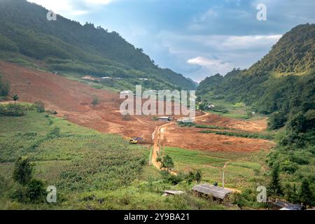 Une vaste vallée à Dong Van, province de Ha Giang, Vietnam entourée de majestueuses montagnes calcaires. Les falaises abruptes et imposantes créent un sauvage et majestueux Banque D'Images