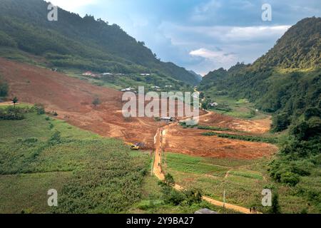 Une vaste vallée à Dong Van, province de Ha Giang, Vietnam entourée de majestueuses montagnes calcaires. Les falaises abruptes et imposantes créent un sauvage et majestueux Banque D'Images