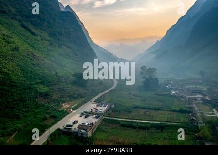 Une vaste vallée à Dong Van, province de Ha Giang, Vietnam entourée de majestueuses montagnes calcaires. Les falaises abruptes et imposantes créent un sauvage et majestueux Banque D'Images