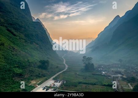 Une vaste vallée à Dong Van, province de Ha Giang, Vietnam entourée de majestueuses montagnes calcaires. Les falaises abruptes et imposantes créent un sauvage et majestueux Banque D'Images