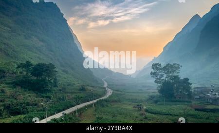 Une vaste vallée à Dong Van, province de Ha Giang, Vietnam entourée de majestueuses montagnes calcaires. Les falaises abruptes et imposantes créent un sauvage et majestueux Banque D'Images