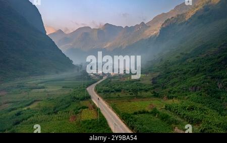 Une vaste vallée à Dong Van, province de Ha Giang, Vietnam entourée de majestueuses montagnes calcaires. Les falaises abruptes et imposantes créent un sauvage et majestueux Banque D'Images