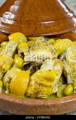 Tagine de poulet au citron et aux olives Banque D'Images