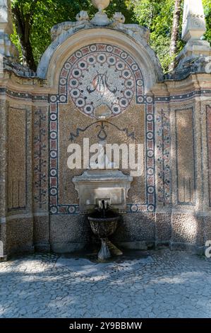 Sintra, Portugal - 9 septembre 2024 : Fontaine d'abondance à Quinta da Regaleira Banque D'Images