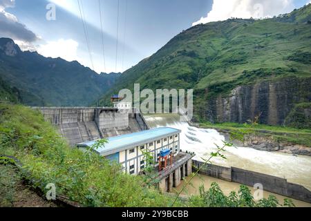 Centrale hydroélectrique de NHO que 1 dans la province de Ha Giang, Vietnam - 14 septembre 2024 : vue panoramique de la centrale hydroélectrique de Nho que 1 sur la rivière Nho que à Giang Banque D'Images