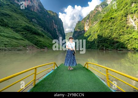 Rivière NHO que dans la commune de Giang Chu Phin, district de Meo Vac, province de Ha Giang, Vietnam - 14 septembre 2024 : touristes sur la rivière Nho que à Giang Chu Banque D'Images