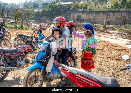 Marché de Dong Van, district de Meo Vac, province de Ha Giang, Vietnam - 15 septembre 2024 : scène de la vie quotidienne au marché de la ville antique de Dong Van. La marque Banque D'Images