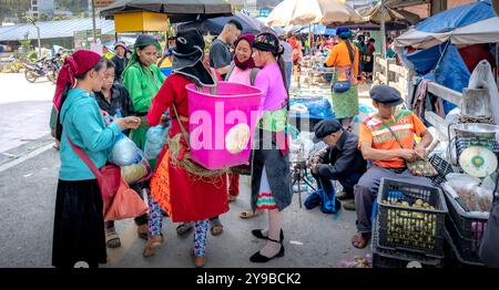 Marché de Dong Van, district de Meo Vac, province de Ha Giang, Vietnam - 15 septembre 2024 : scène de la vie quotidienne au marché de la ville antique de Dong Van. La marque Banque D'Images