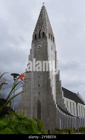 Vue verticale de la cathédrale Hallgrimskirkja, église paroissiale luthérienne à Reykjavik, Islande Banque D'Images